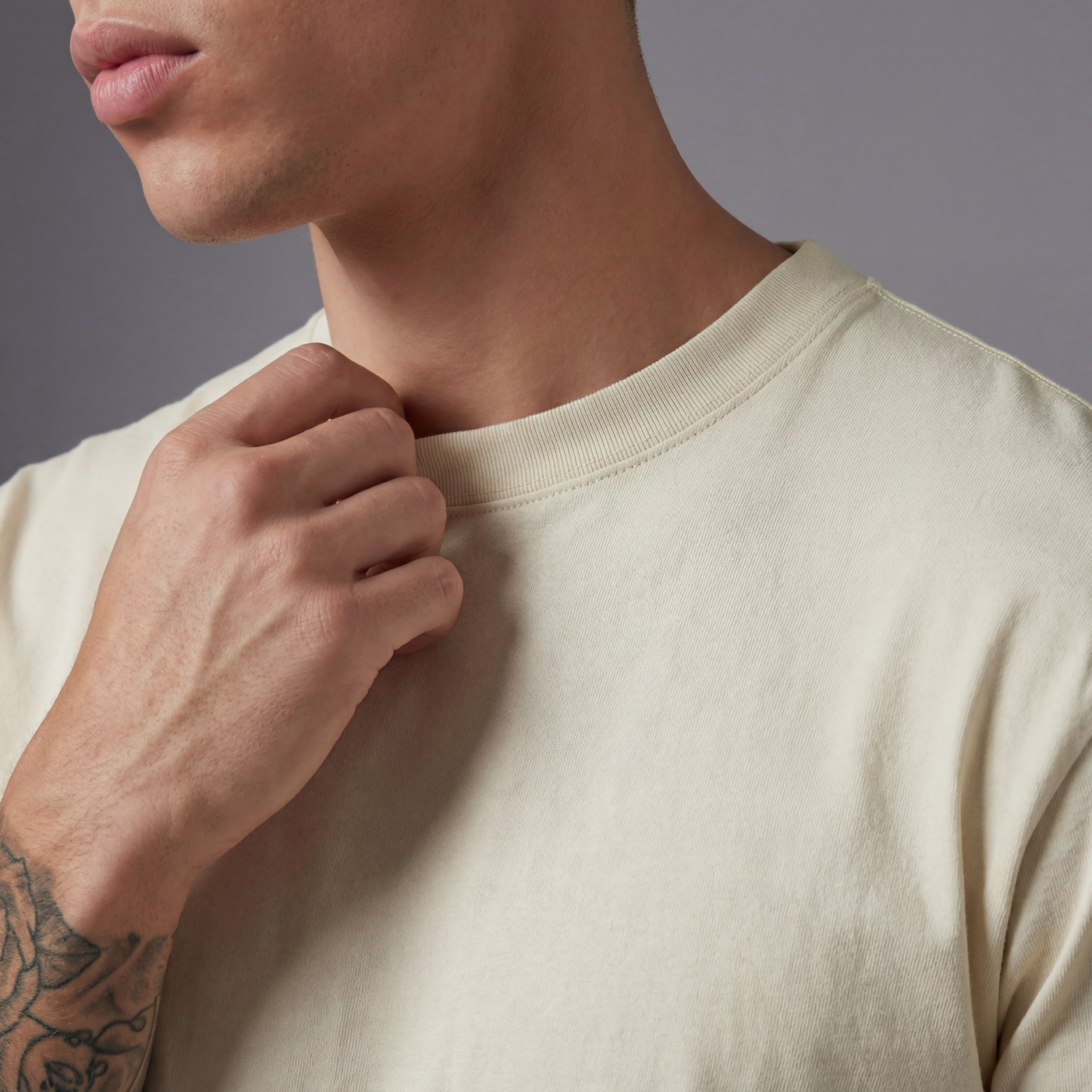 Camiseta básica crema para hombre - con modelo - JDC Luxury Store