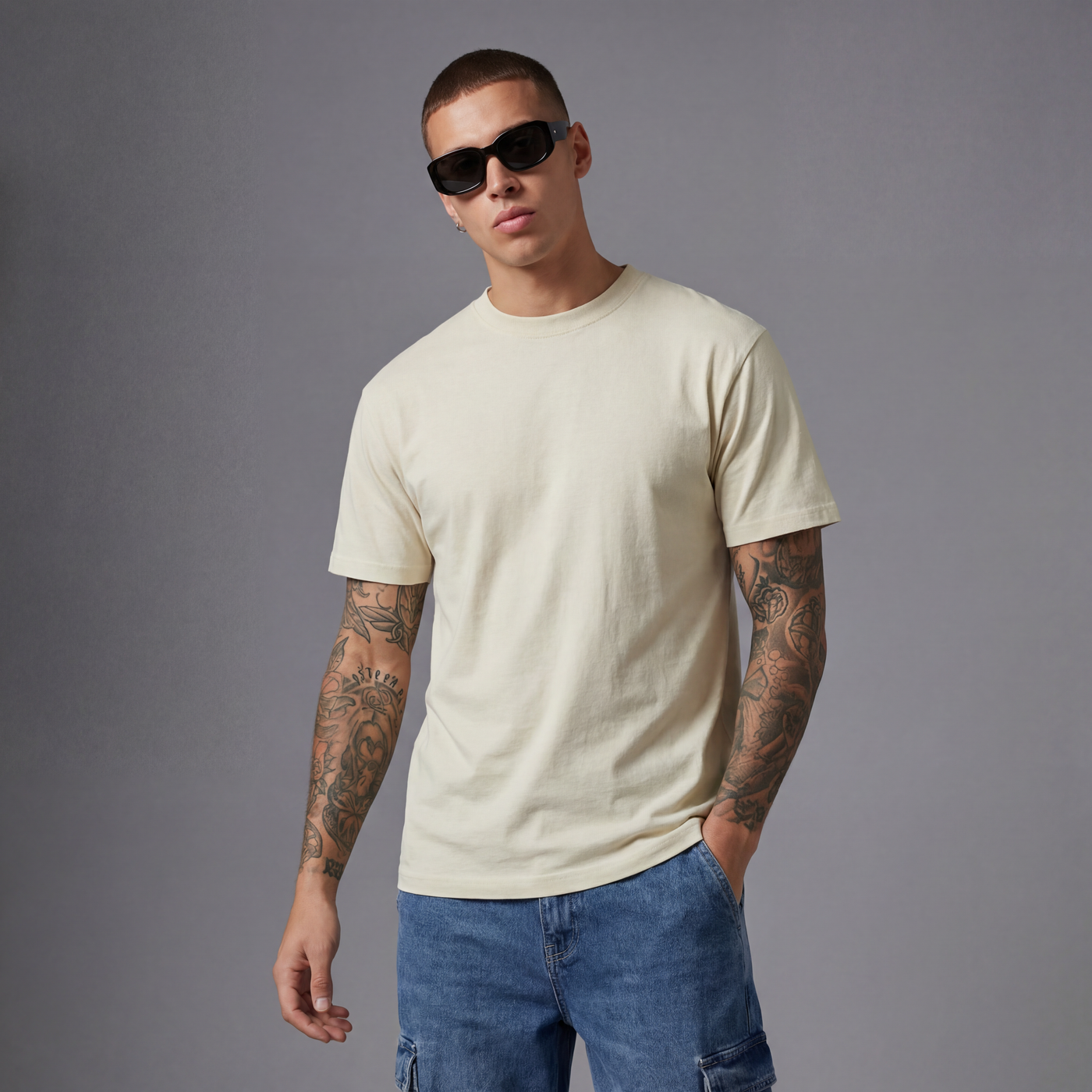 Camiseta básica crema para hombre - con modelo - JDC Luxury Store