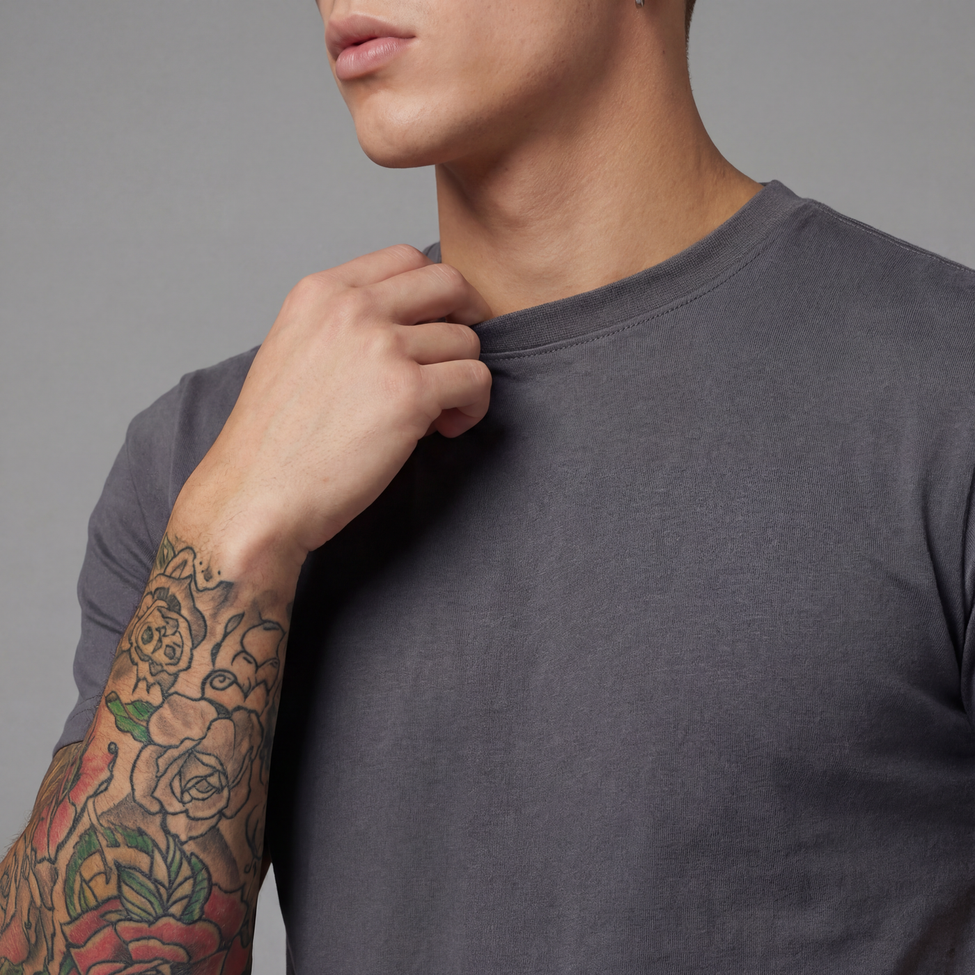 Camiseta básica gris para hombre - con modelo - JDC Luxury Store