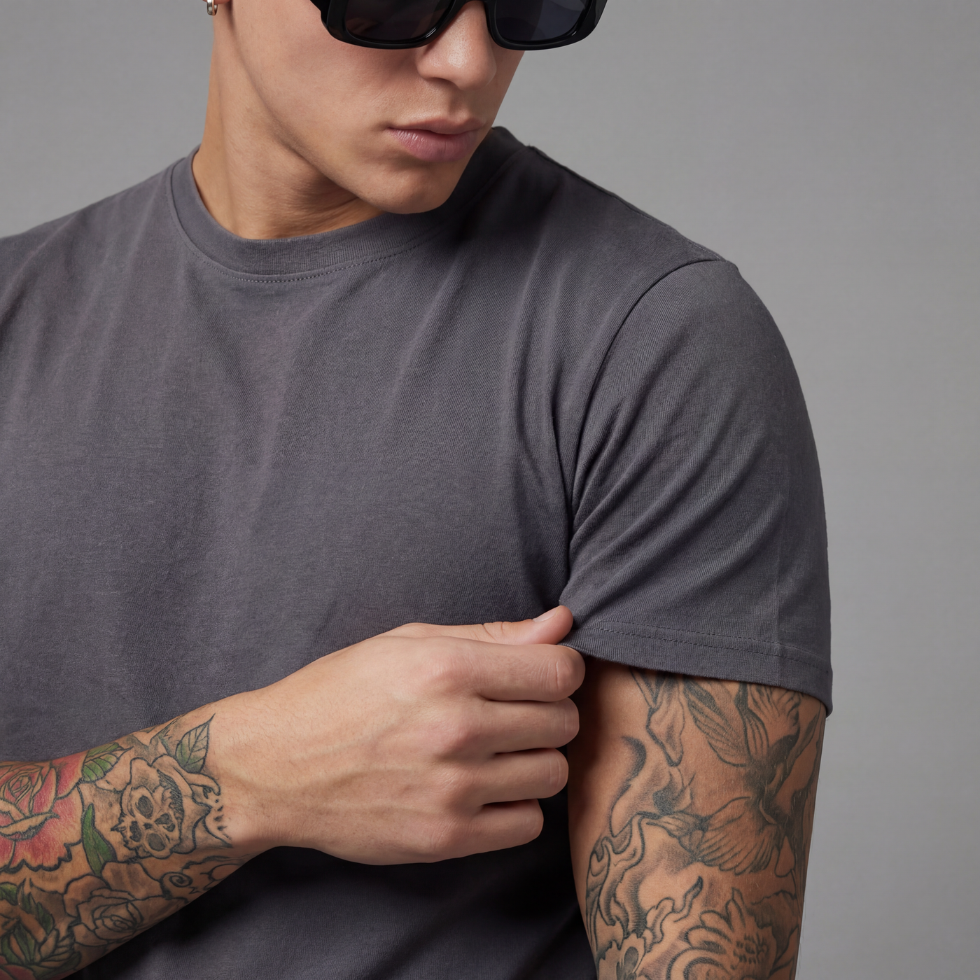Camiseta básica gris para hombre - con modelo - JDC Luxury Store
