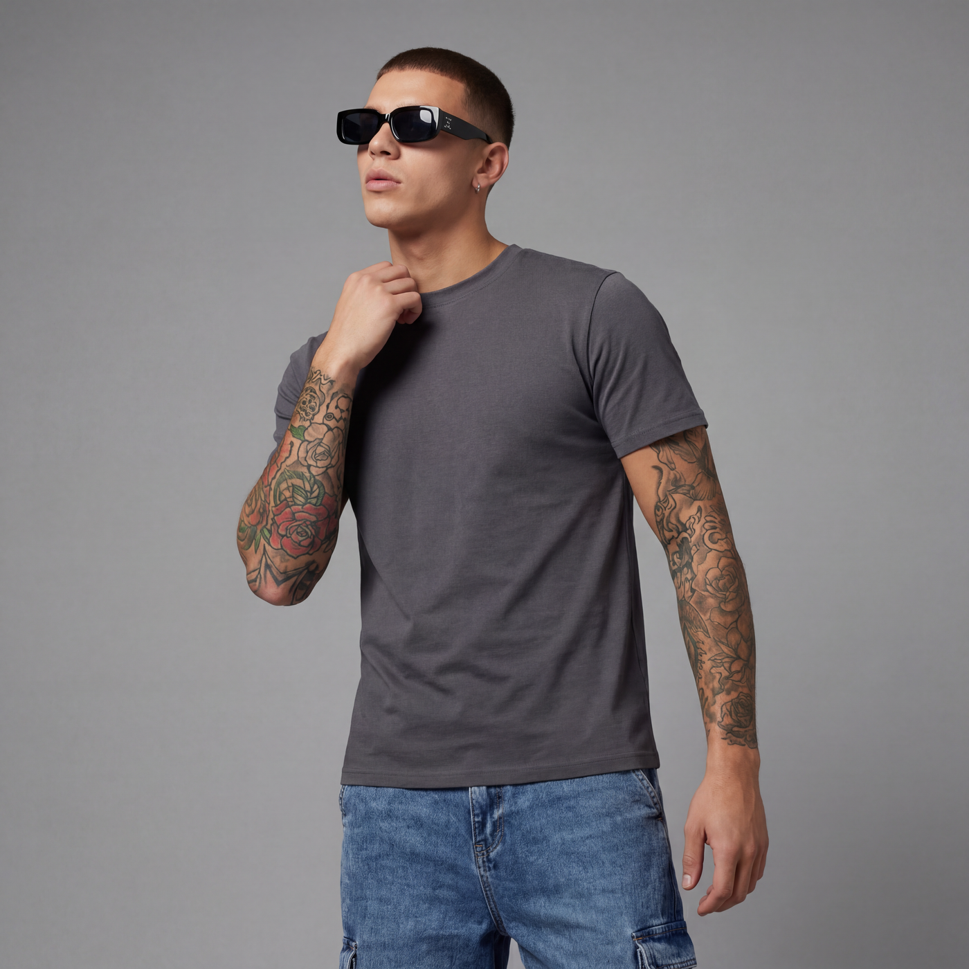 Camiseta básica gris para hombre - con modelo - JDC Luxury Store