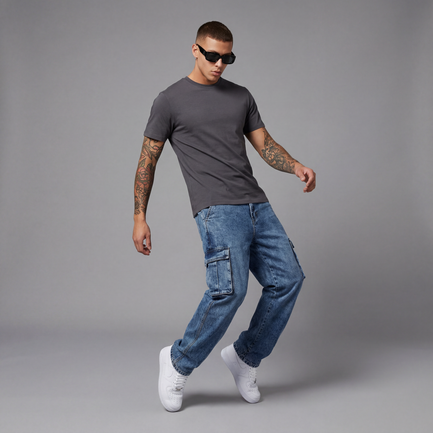 Camiseta básica gris para hombre - con modelo - JDC Luxury Store