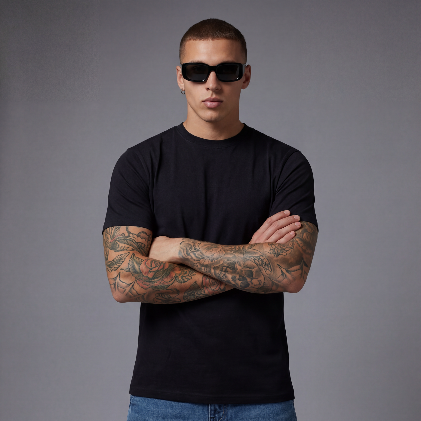 Camiseta básica negro para hombre - con modelo - JDC Luxury Store