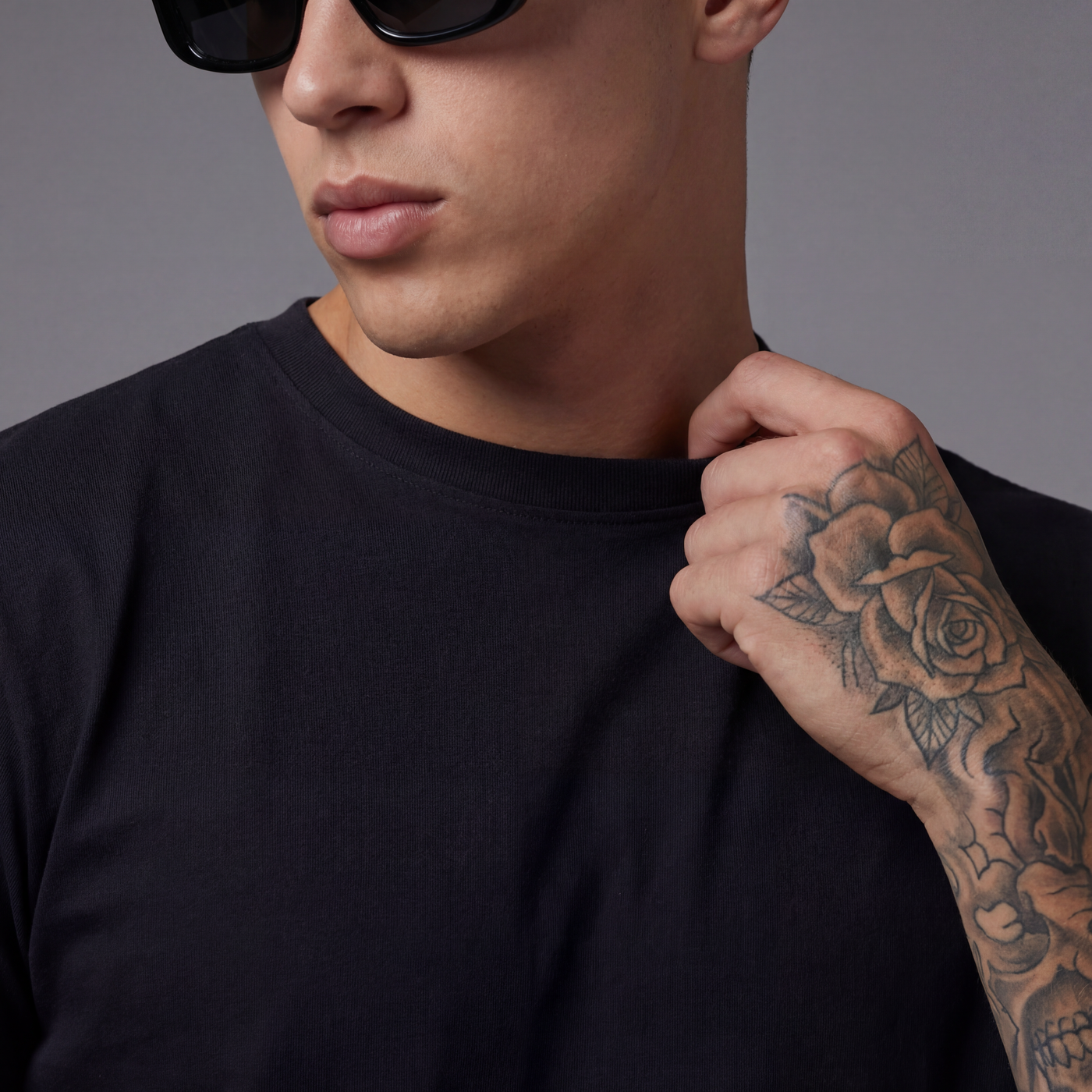 Camiseta básica negro para hombre - con modelo - JDC Luxury Store