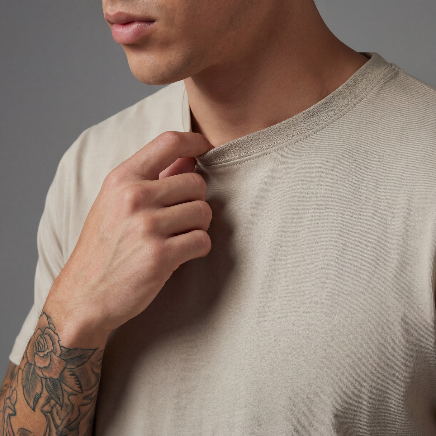 Camiseta básica para hombre - con modelo - JDC Luxury Store