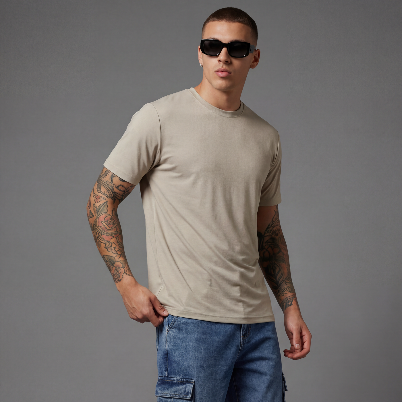 Camiseta básica para hombre - con modelo - JDC Luxury Store