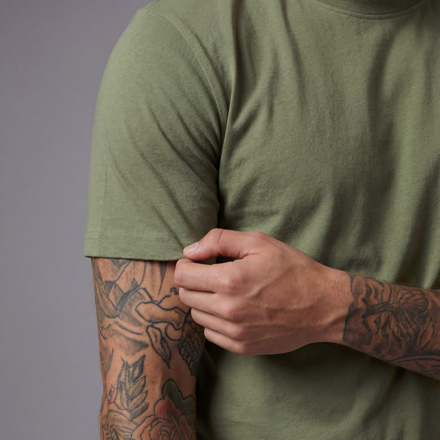 Camiseta básica verde para hombre - con modelo - JDC Luxury Store