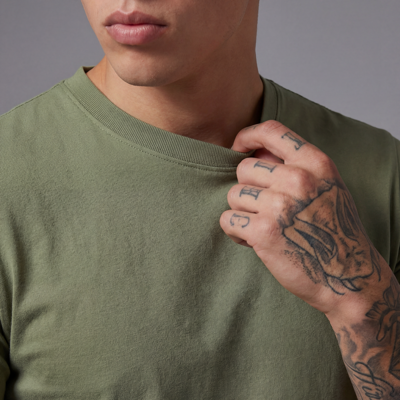 Camiseta básica verde para hombre - con modelo - JDC Luxury Store