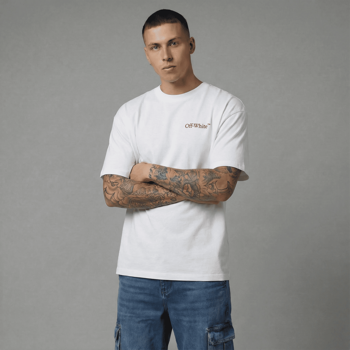 Camiseta oversize blanca para hombre - con modelo - JDC Luxury Store