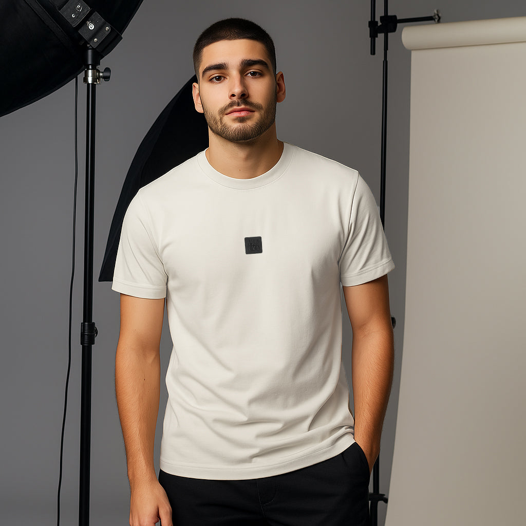 Camiseta básica crema para hombre - con modelo - JDC Luxury Store