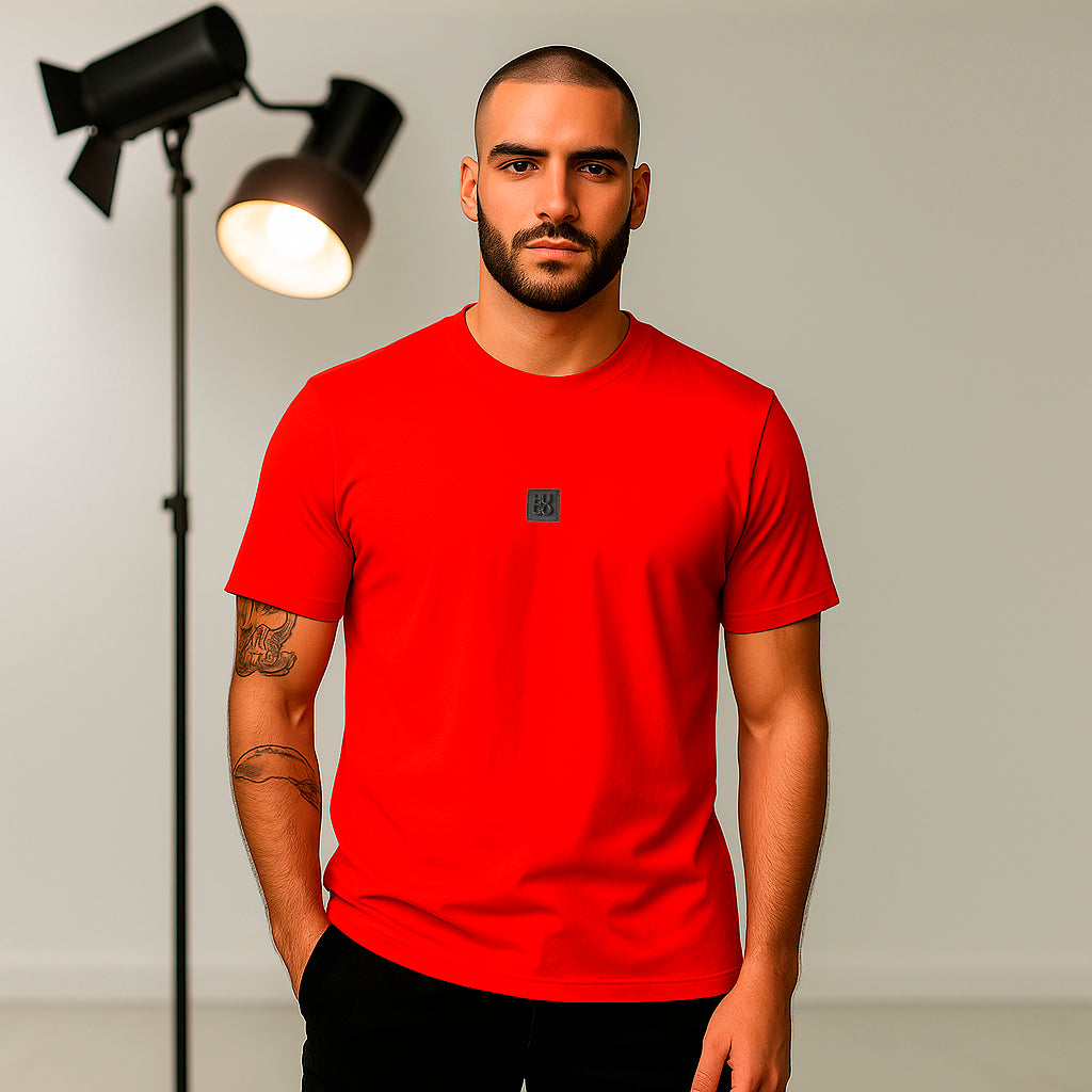 Camiseta básica roja para hombre - con modelo - JDC Luxury Store