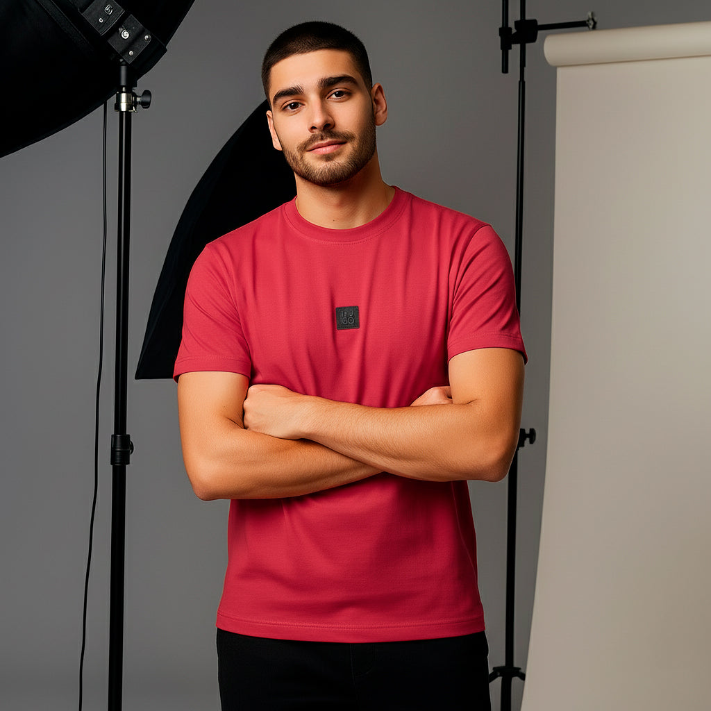 Camiseta básica vino para hombre - con modelo - JDC Luxury Store
