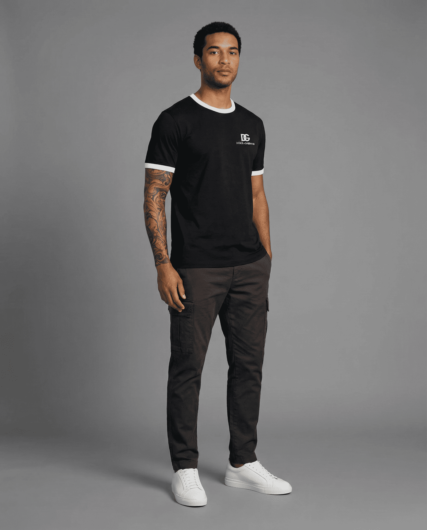 Camiseta básica negra para hombre - con modelo - JDC Luxury Store