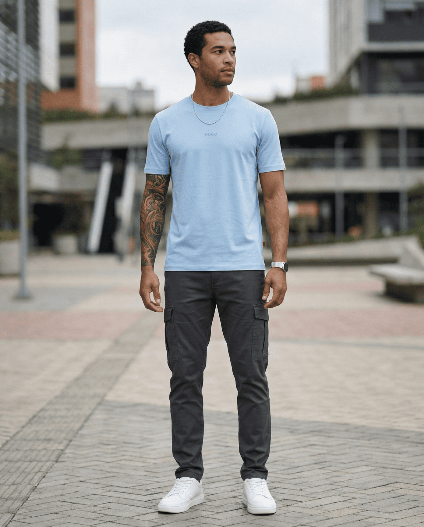 Camiseta básica azul claro para hombre - con modelo - JDC Luxury Store