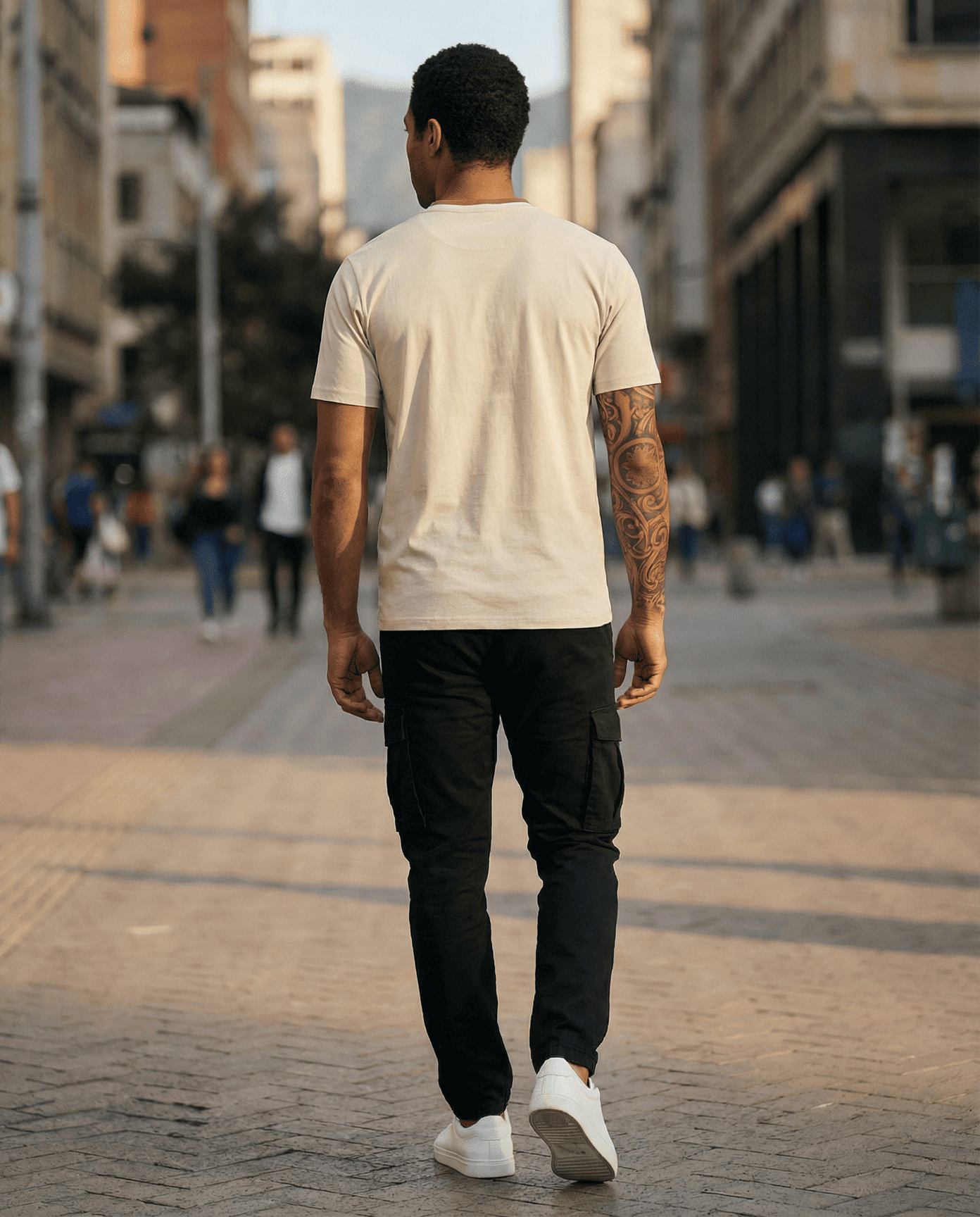 Camiseta básica crema para hombre - con modelo - JDC Luxury Store