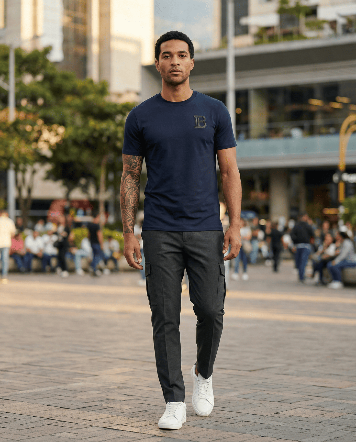 Camiseta básica azul oscuro para hombre - con modelo - JDC Luxury Store