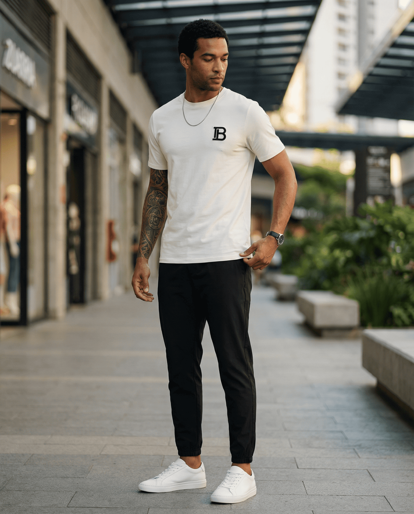 Camiseta básica crema para hombre - con modelo - JDC Luxury Store