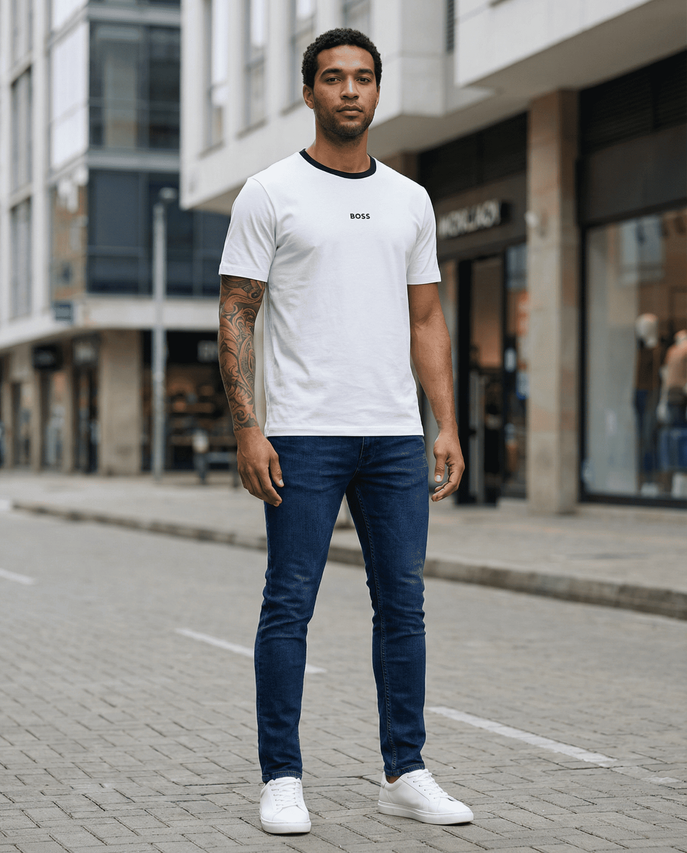 Camiseta básica blanca para hombre - con modelo - JDC Luxury Store