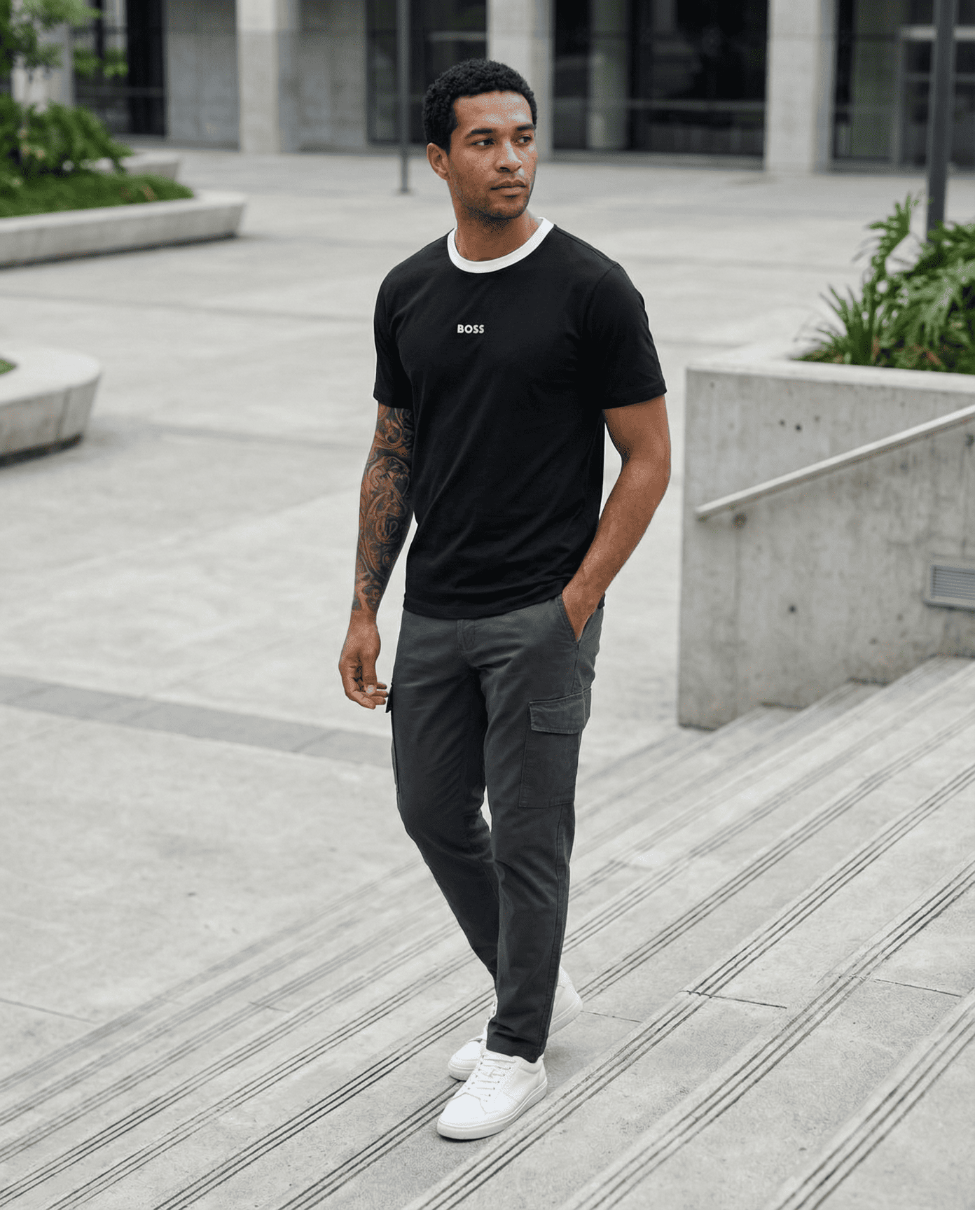 Camiseta básica negra para hombre - con modelo - JDC Luxury Store