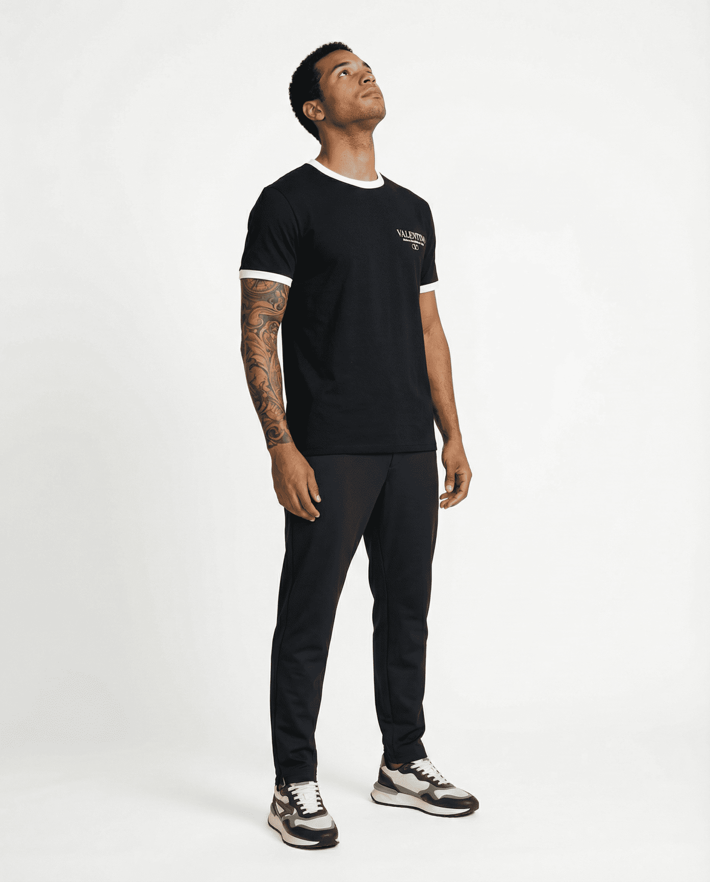 Camiseta básica negra para hombre - con modelo - JDC Luxury Store