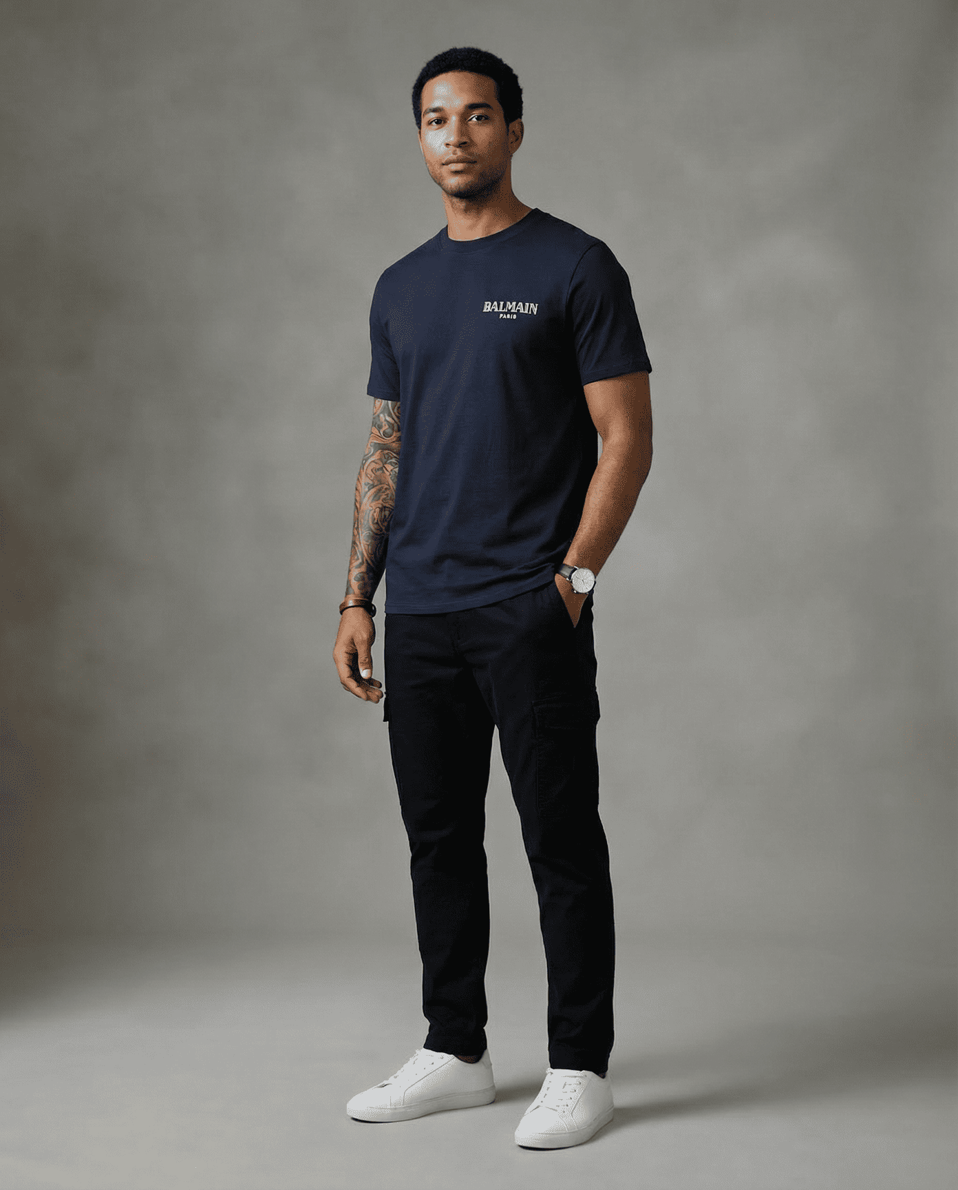 Camiseta básica azul oscuro para hombre - con modelo - JDC Luxury Store