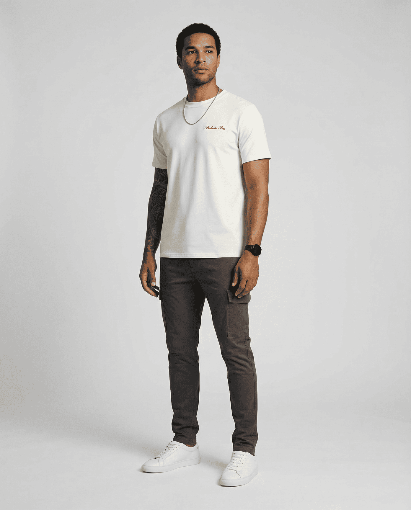 Camiseta básica blanca para hombre - con modelo - JDC Luxury Store