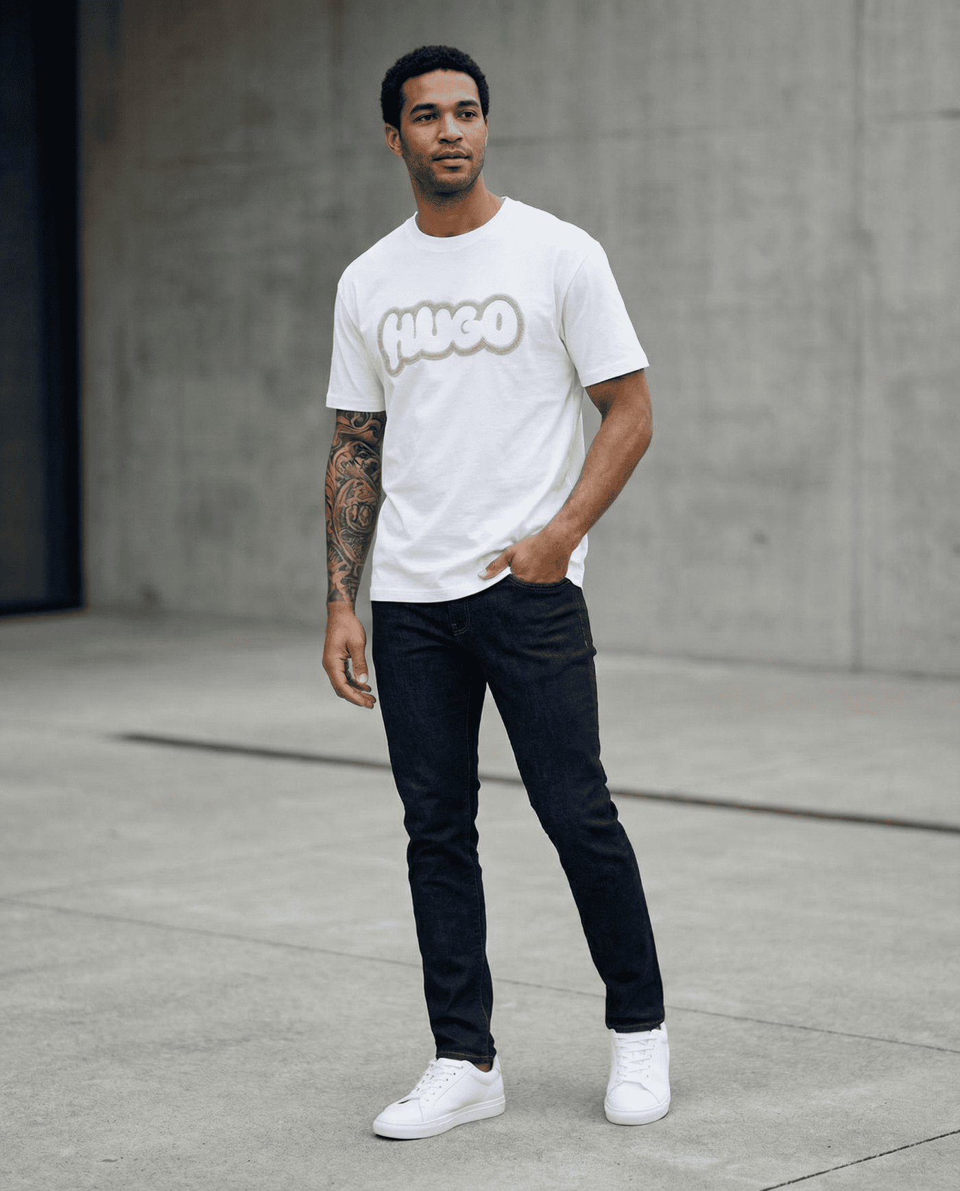 Camiseta oversize blanca para hombre - con modelo - JDC Luxury Store