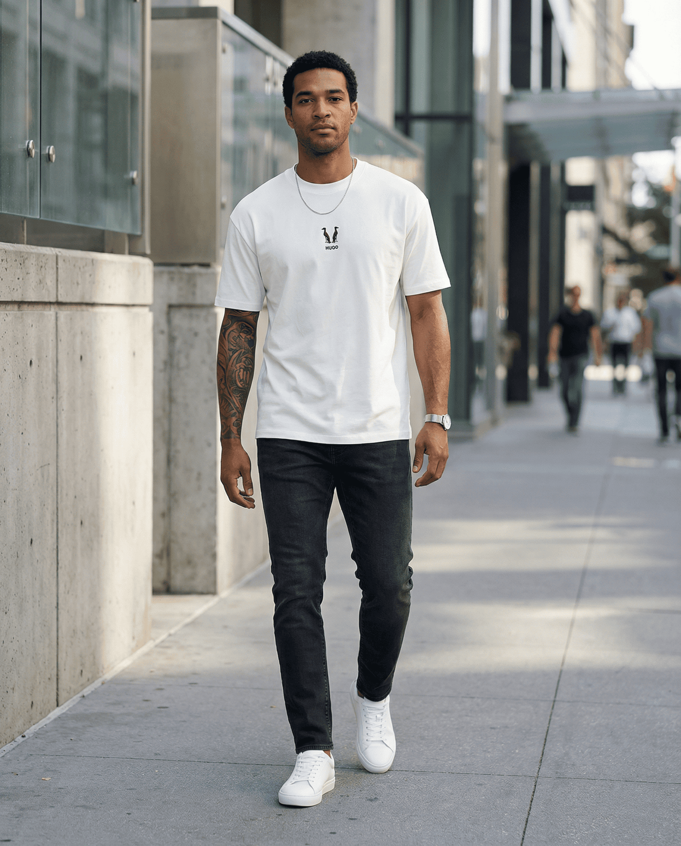 Camiseta oversize blanca para hombre - con modelo - JDC Luxury Store