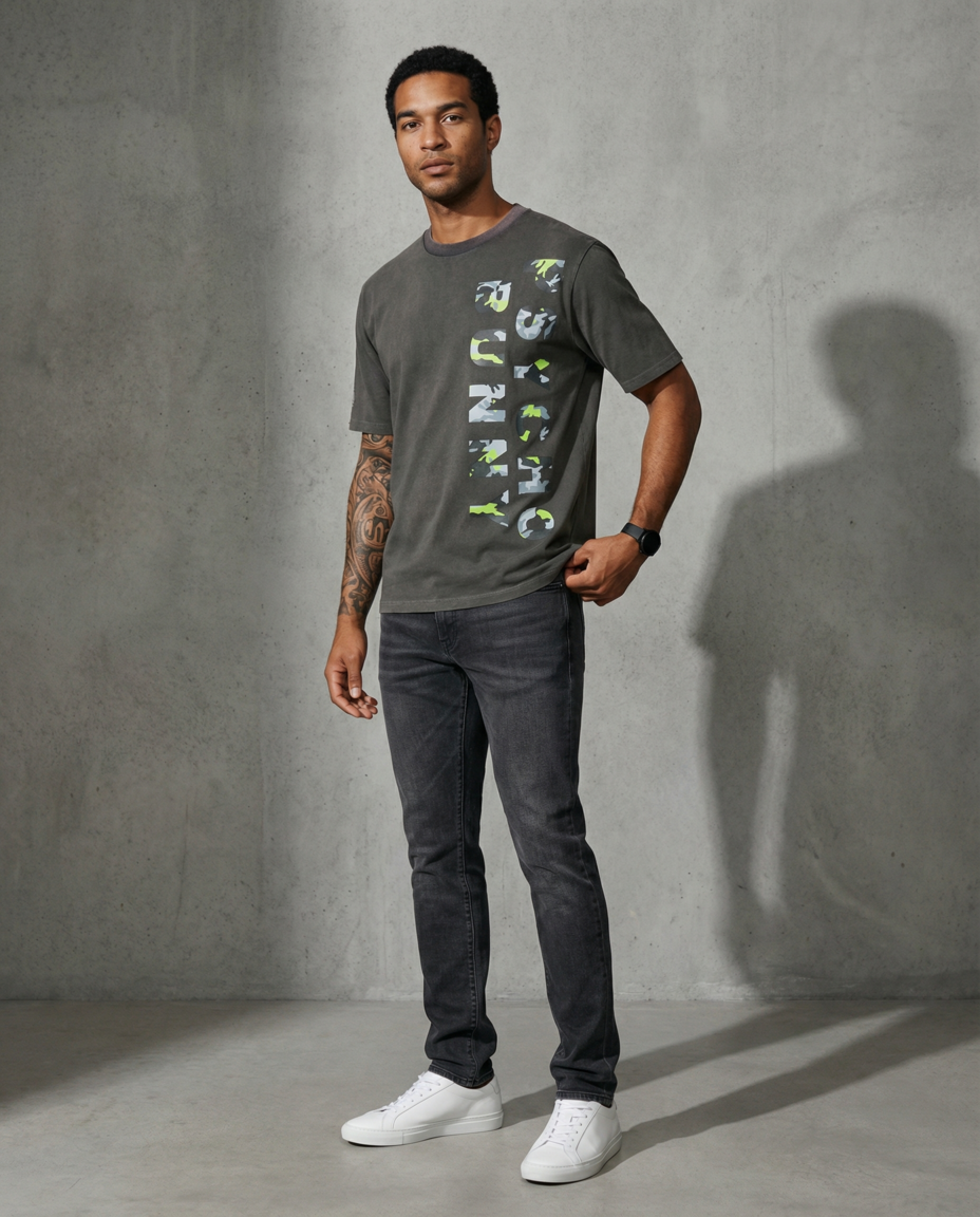 Camiseta oversize gris para hombre - con modelo - JDC Luxury Store