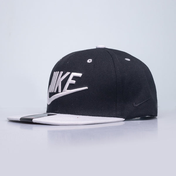 GORRA NKE PLANA 501-101 NEGRA/BLANCA