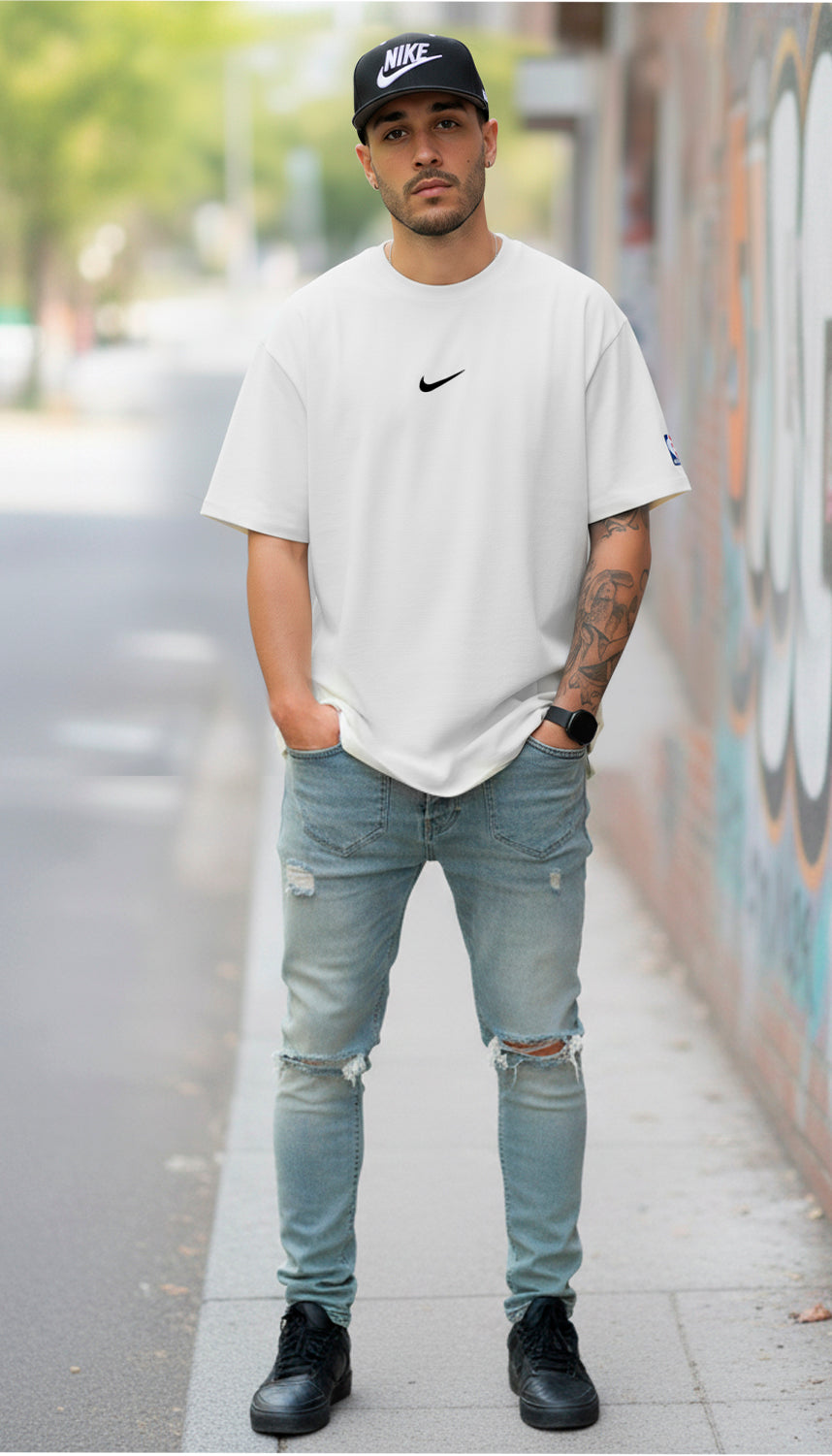 Camiseta oversize blanca para hombre - con modelo - JDC Luxury Store