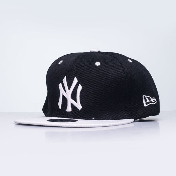 GORRA NY PLANA NEGRA/BLANCA