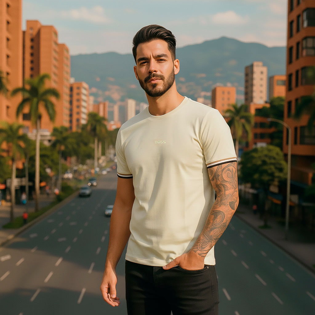 Camiseta básica crema para hombre - con modelo - JDC Luxury Store