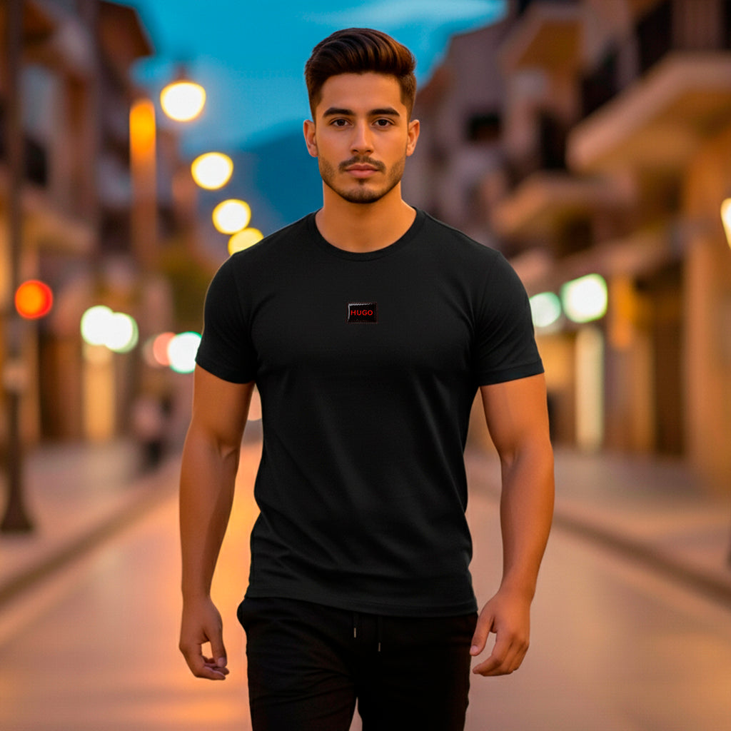 Camiseta básica negra para hombre - con modelo - JDC Luxury Store