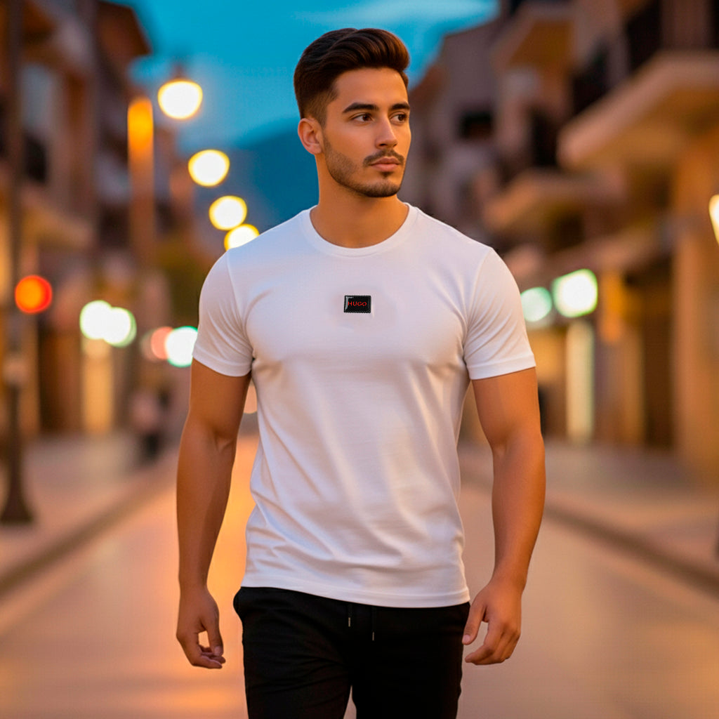 Camiseta básica blanca para hombre - con modelo - JDC Luxury Store