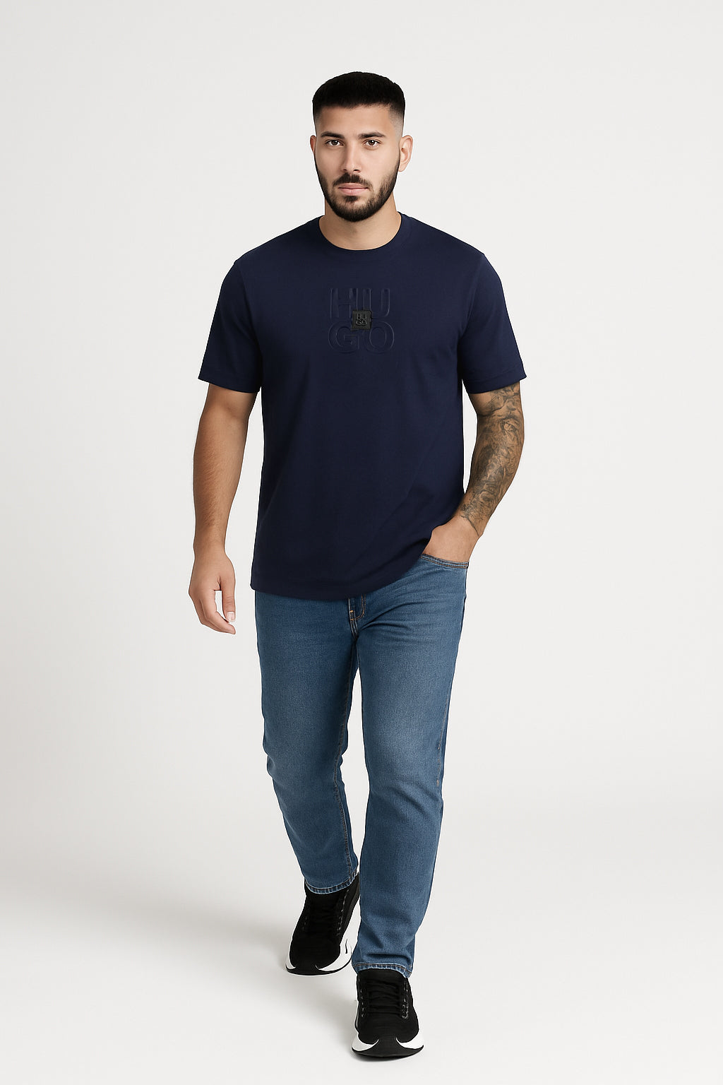 Camiseta estampada azul oscuro para hombre - con modelo - JDC Luxury Store