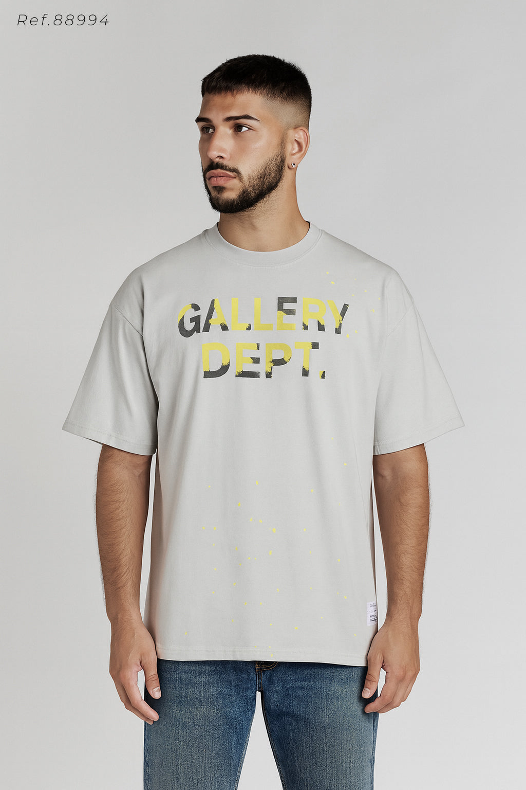 Camiseta oversize blanca para hombre - con modelo - JDC Luxury Store